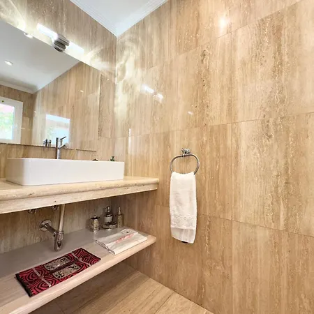 Amorio A Spacious Modern Getaway With A Private Heated Pool & Sea Views Вилла Адехе