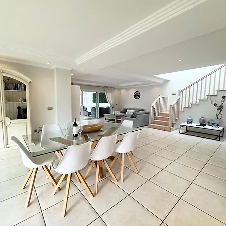 别墅 Amorio A Spacious Modern Getaway With A Private Heated Pool & Sea Views 阿德耶